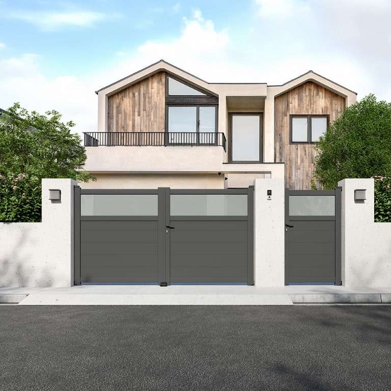 Portillon aluminium sur mesure gris 7016 avec lames de 20cm et partie haute vitrée vue depuis l'extérieur