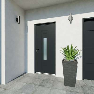 Porte d'entrée acier 1 vantail sur mesure gris 7016 avec une partie vitrée et moulures vue depuis l'extérieur