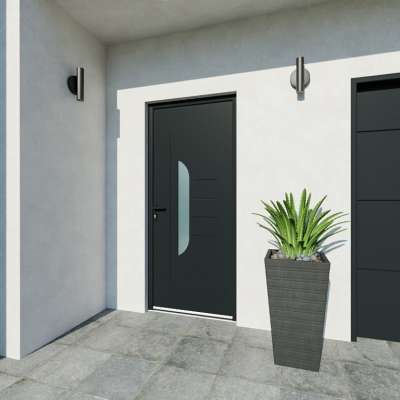 Porte d'entrée acier 1 vantail sur mesure gris 7016 avec une partie vitrée au centre et des moulures extérieures vue depuis l'extérieur