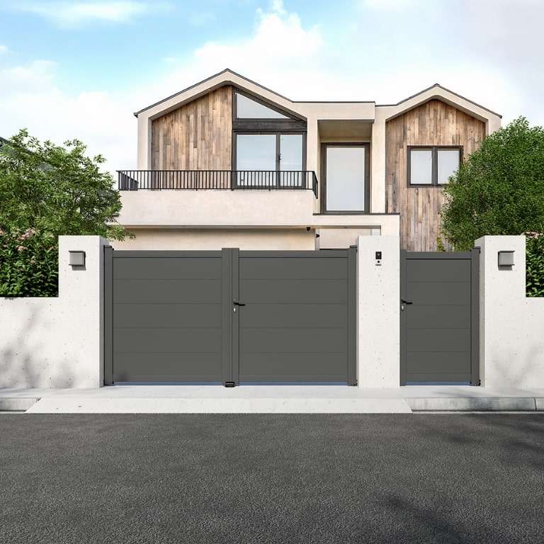 Portillon aluminium sur mesure gris 7016 avec lames de 20cm vue depuis l'extérieur