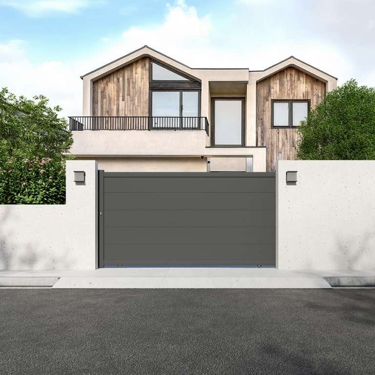 Portail aluminium battant sur mesure gris 7016 avec lames de 20cm vue depuis l'extérieur