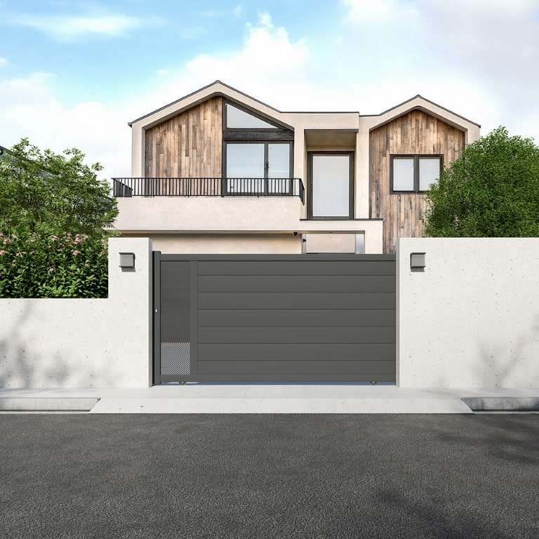 Portail aluminium battant sur mesure gris 7016 avec décor au centre vue depuis l'extérieur
