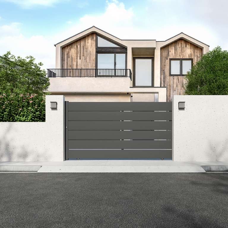 Portail aluminium coulissant sur mesure avec lames ajourées vue depuis l'extérieur